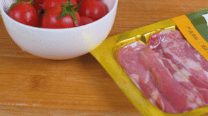 洋蔥、土豆切丁塊，火腿切小片，小番茄對(duì)半切開。