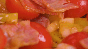 接著放入土豆和洋蔥，翻炒兩分鐘斷生。