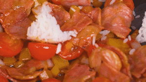 將米飯倒入鍋中搗散，同其他食材混合拌炒均勻關(guān)火。