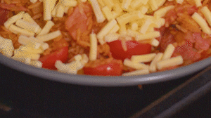 烤箱上下火180度預(yù)熱，將米飯分別盛入容器中。表面均勻的撒上馬蘇里拉芝士碎，放進(jìn)烤箱中層烤20分鐘左右，待芝士融化上色即可。