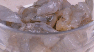 蝦去殼去蝦線，加姜絲、鹽腌制15分鐘，微煎1分鐘備用。