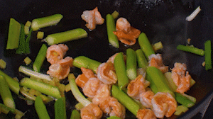 加入煎好的蝦仁，XO醬，以適量鹽、糖進(jìn)行調(diào)味翻炒。