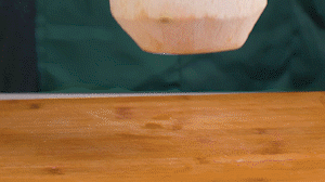 椰子切開頂部，把椰子水倒出，再把椰肉切片。