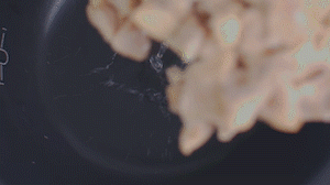 把雞、火腿、椰子水、椰肉、姜、紅棗放入電飯鍋，按下煲湯功能。