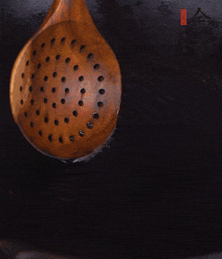 鍋中多倒些花生油，油溫達80度時，下芋頭丁炸 40 秒，直到表皮金黃，撈出待用。