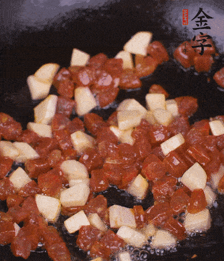 鍋中熱油，下香腸丁、茭白丁大火炒出香味。倒入米飯拍散，炒2～3分鐘。