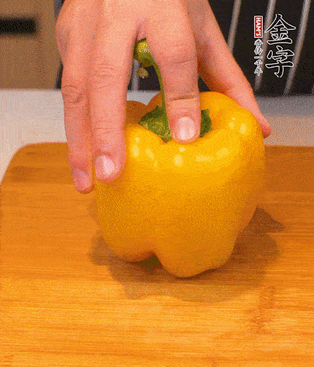 干花菇提前泡發(fā)，胡蘿卜、青椒、黃椒和花菇切丁，小紅椒切圈，小蔥切末。