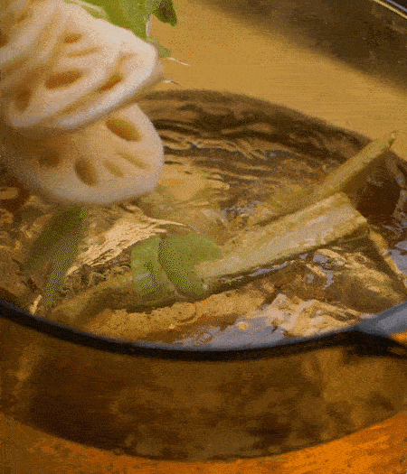 把玉米筍（對半切開）、西芹（切斜片）、蓮藕（切片），放入開水鍋內(nèi)，加點(diǎn)少許鹽、油，汆燙2分鐘。