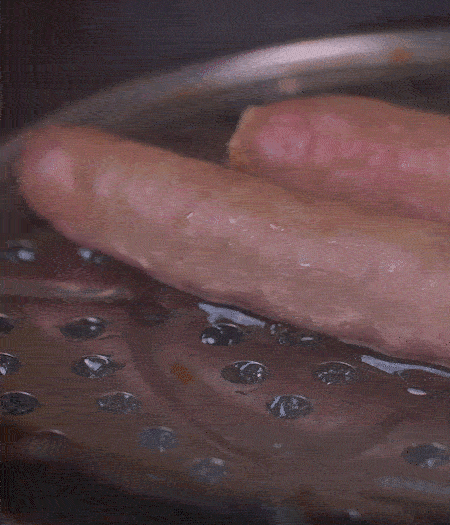 金字10°鮮低溫香腸蒸10分鐘后，切片。