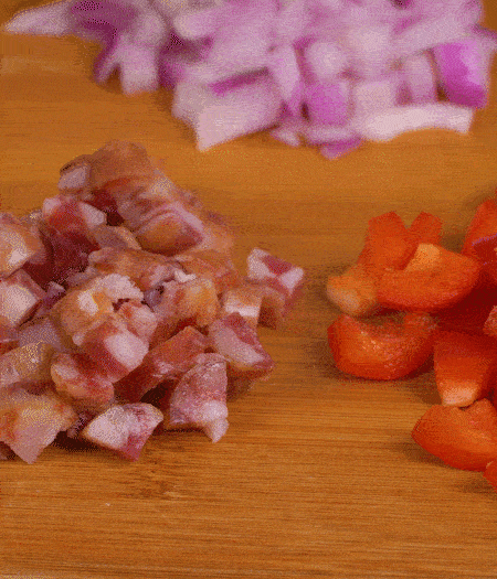 黃椒、紅椒、白洋蔥、土豆、大蔥分別切丁。金字10°鮮低溫香腸切丁。