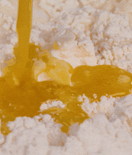 加融化的30g黃油（要不熱再倒）、黃椒、紅椒、白洋蔥、土豆、大蔥、香腸繼續(xù)攪拌均勻。