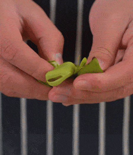 選用鮮嫩蠶豆，剝?nèi)ネ鈿ち粝露姑紫磧?，掰開成兩瓣。