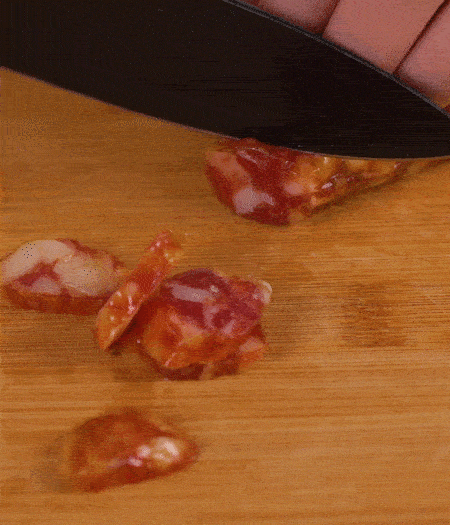 香腸切薄片。