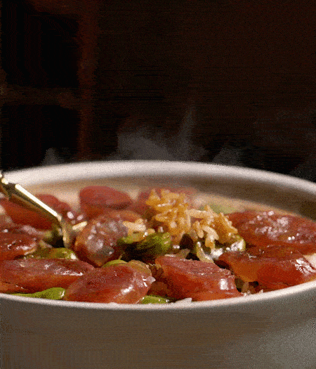 用生抽、白糖、蠔油、芝麻油調(diào)個(gè)汁，淋汁、攪拌、開吃。