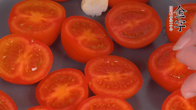 洗凈晾干的小番茄，對半切開，加切塊的大蒜、迷迭香、黑胡椒、橄欖油190度烤40分鐘、200度烤20分鐘。