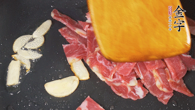 意面按照包裝時間煮熟過涼水，金字淡火腿切成小片。