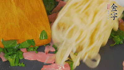 鍋中倒油燒熱，蒜片煸香，淡火腿略翻炒。