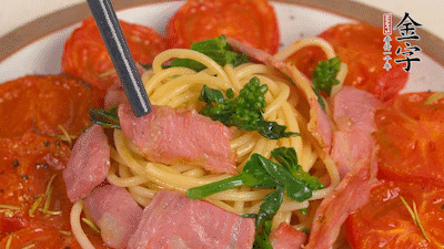 加菜花翻炒1分鐘后加意面，翻炒1分鐘后用少許鹽、黑胡椒調(diào)味即可。