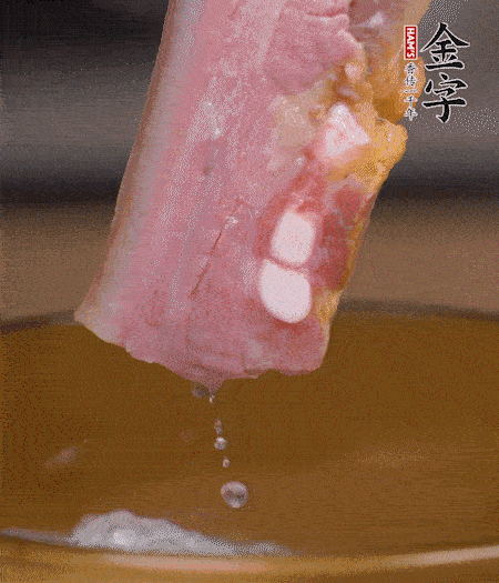 煮過的西蘭花切碎。煮熟的淡咸肉切丁。