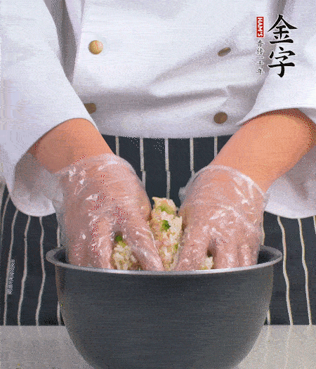 米飯中放西蘭花碎、咸肉丁，加少許黑胡椒、十來滴橄欖油拌勻。