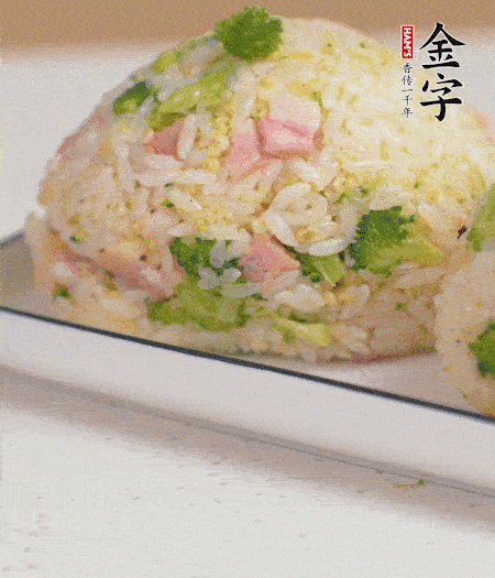 拌好的飯攥成飯團(tuán)。