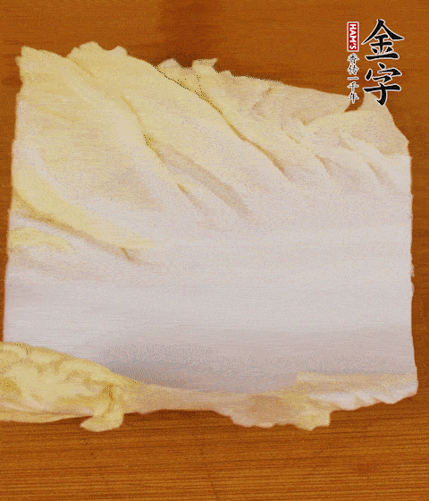 一片白菜一片淡火腿交替疊起，疊個兩三層放進(jìn)鍋內(nèi)，直到塞滿鍋。