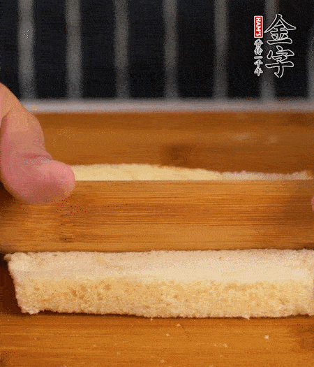 吐司切去四邊，搟薄；烤腸竹簽穿過(guò)。