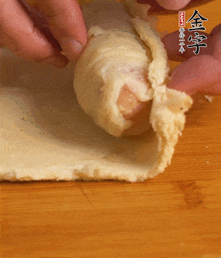 吐司卷起香腸，吐司尾端涂抹少許全蛋液，卷好的吐司表面蘸上蛋液，在裹上一層面包糠，送入預(yù)熱好的烤箱中。