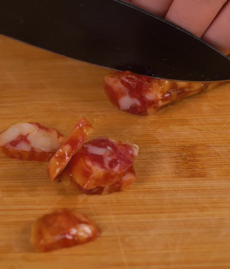 香腸切薄片。