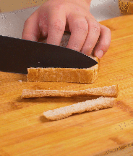 取1片黑麥吐司片，去掉邊邊，涂上一層蛋黃醬。