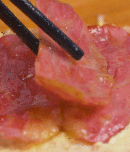 放上火腿、芝士片、生菜，再放一片土司。