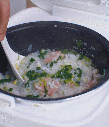 煮好時(shí)加白胡椒適當(dāng)調(diào)味。