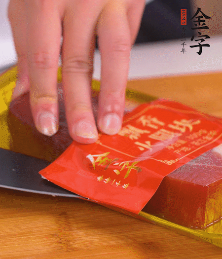 金字火腿切片，生姜切絲，蔥白切末。