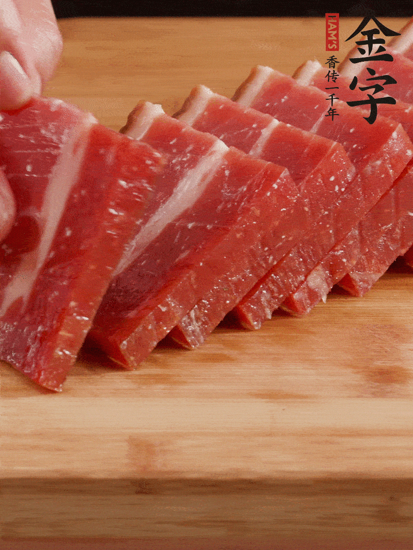 金字火腿上方切厚片的火腿。