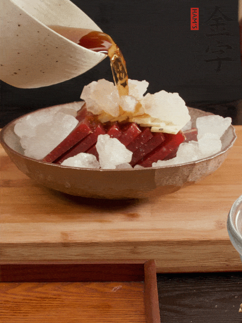 加姜片、冰糖、黃酒、水，蒸60分鐘，將火腿的咸逼出來。