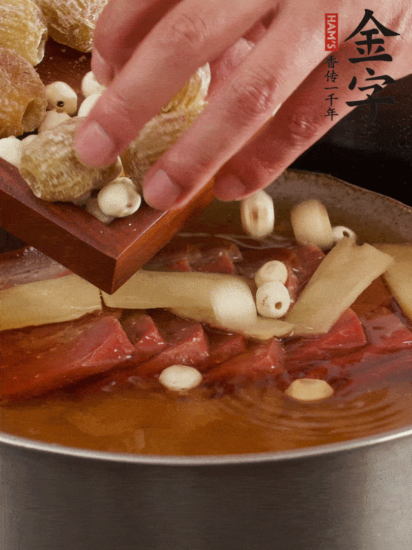 待冰糖融化后，放入蜜棗、蓮子同蒸25分鐘左右。