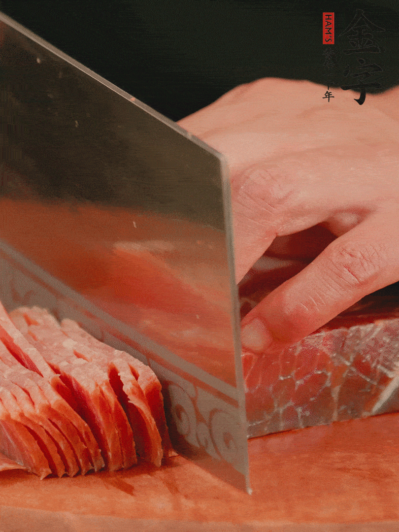 新鮮雞腿用刀在表面劃幾刀。金字火腿切薄片備用。