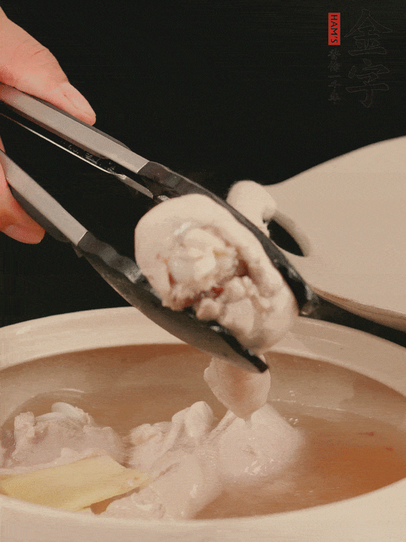 雞腿放入砂鍋，加姜片、料酒、清水，中火燉煮20分鐘撈出。