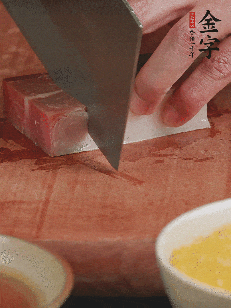 金字火腿去皮，切成大塊。