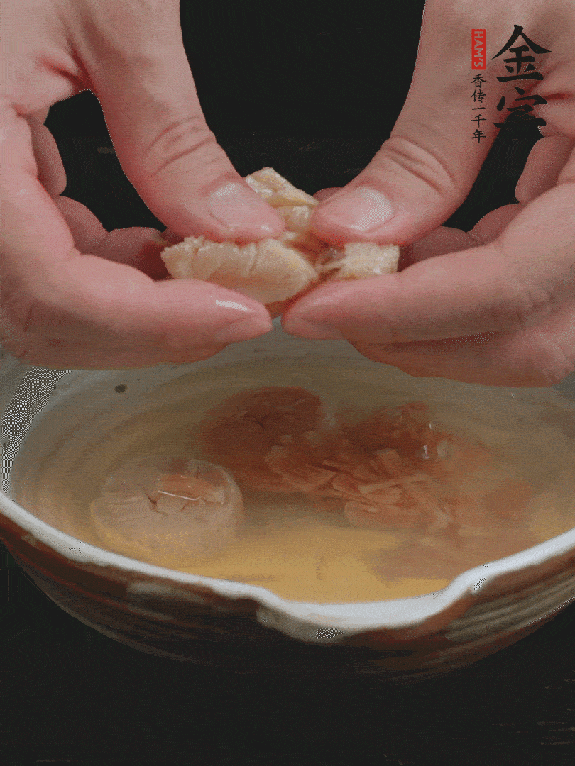 元貝溫水泡發(fā)，拆成細絲。