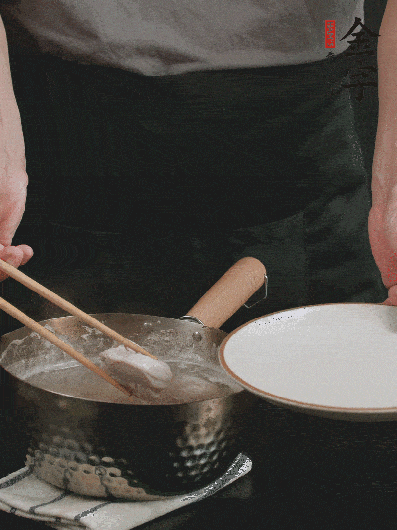 雞塊冷水下鍋，加姜片、料酒焯水，撈出洗凈備用。