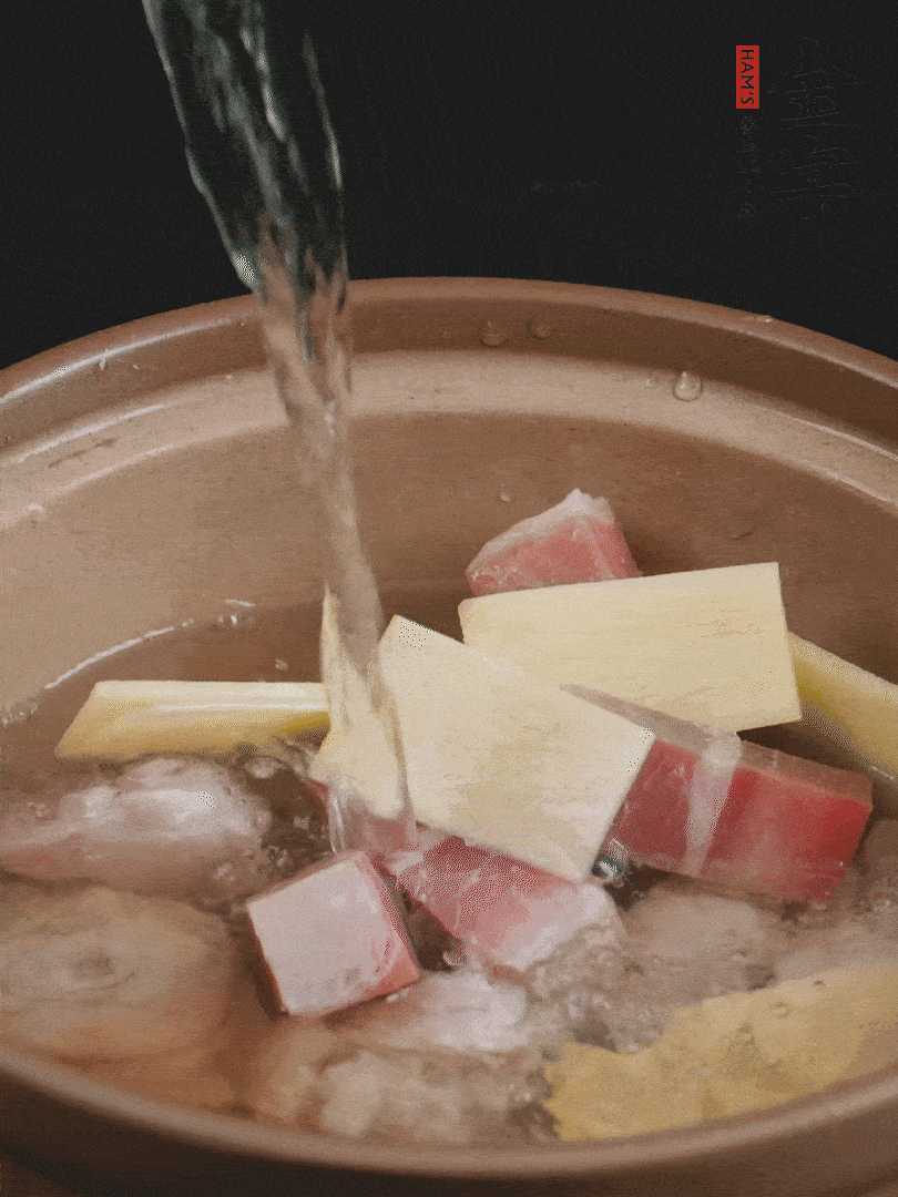 雞塊、火腿、姜片加適量料酒、清水燉80分鐘。