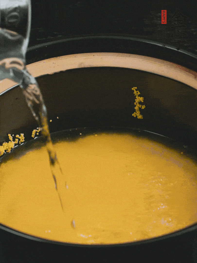 小米洗凈后，加水小火煲1個小時。