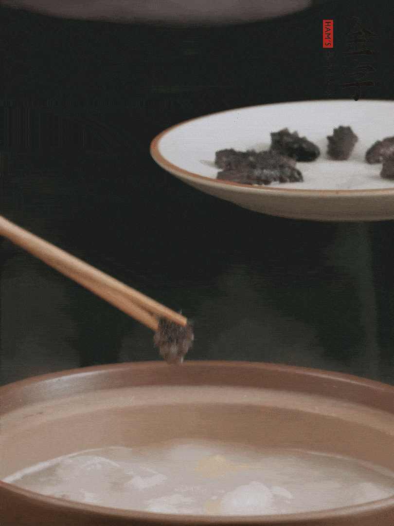 期間雞湯燉到80分鐘時，加小海參再燉10分鐘。