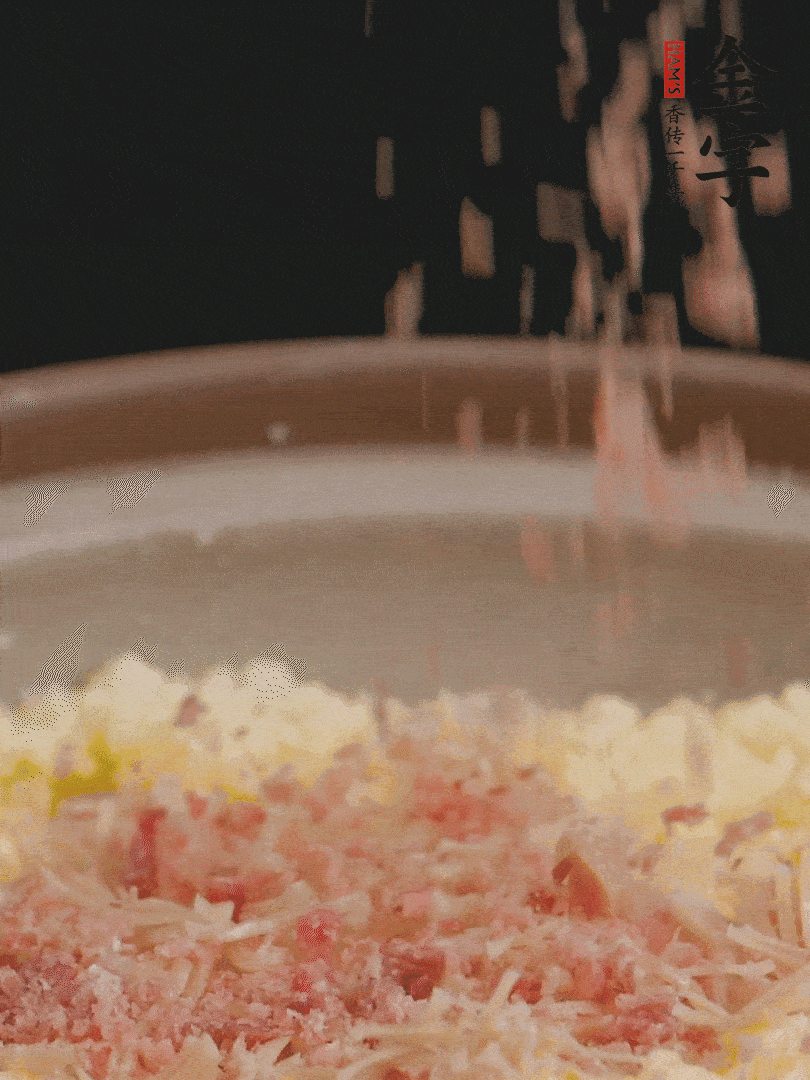 加雞湯沒過，放干貝絲、火腿末、小海參。