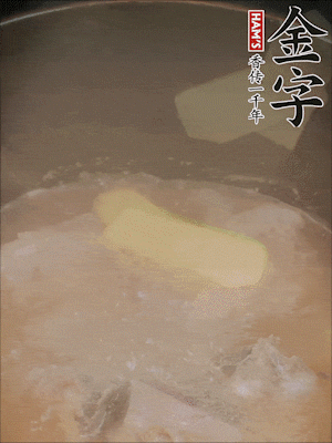 排骨洗凈，加生姜、黃酒焯水，溫水洗凈備用。