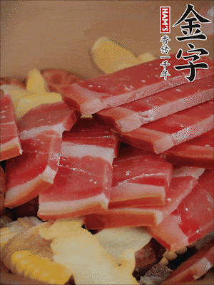 除鮑魚外的所有材料放進(jìn)鍋里，加清水、姜、黃酒，大火燒開，轉(zhuǎn)小火煲90分鐘。