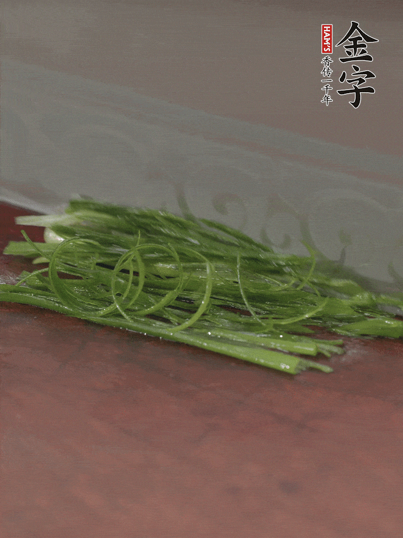 生姜切薄片，紅椒切細(xì)絲，小蔥蔥綠切細(xì)絲，泡入冰水中保持新鮮。