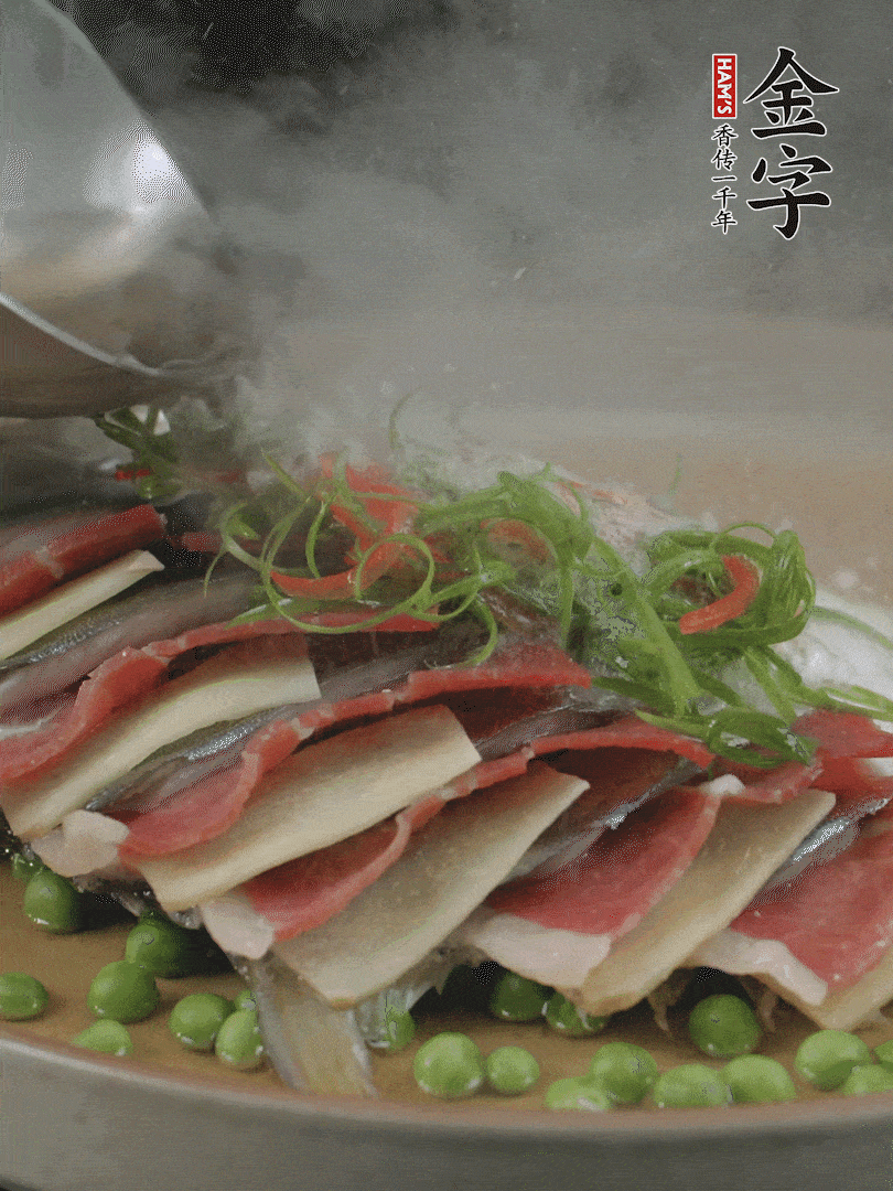 表面放上蔥絲、紅椒絲，淋上熱油。