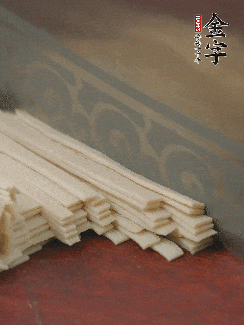 燉火腿期間，千張切細(xì)絲，白蘿卜去皮切細(xì)絲，蒜葉切細(xì)丁。